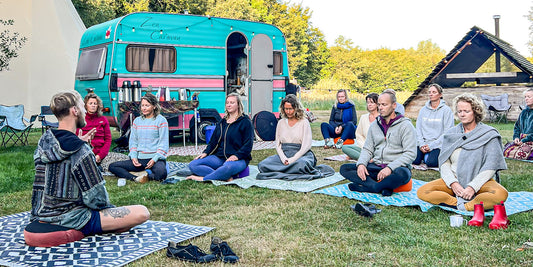 Ontdek rust en ontspanning: campings waar je yoga kunt doen